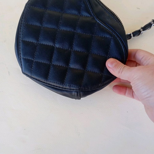 Quilted heart crossbody bag black like new with chain