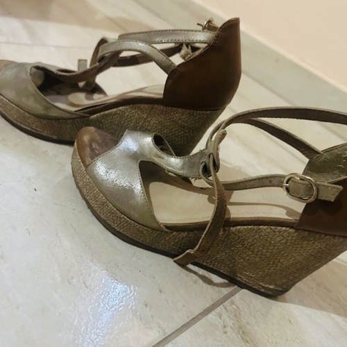 Platform heels beige with ankle strap, metallic finish