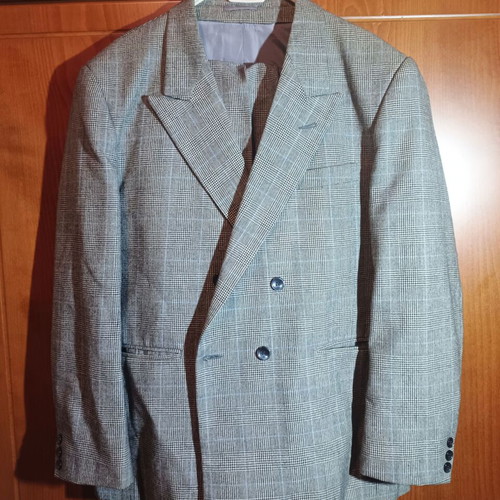 Suit with checkered pattern in gray, like new