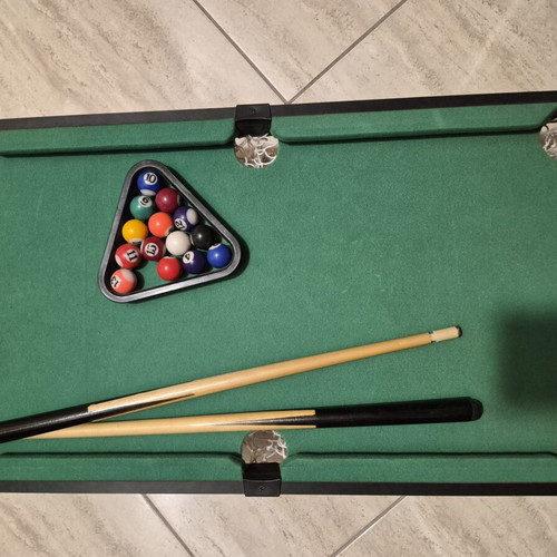 Mini pool table used, missing 1 ball