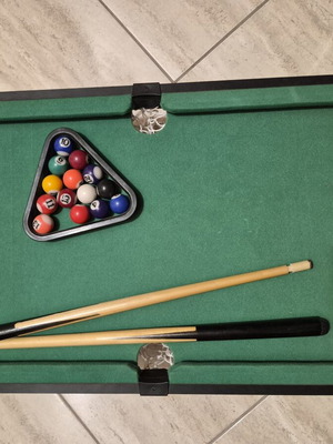 Mini pool table used, missing 1 ball