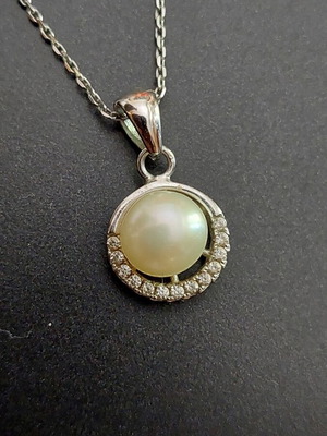 Pendant necklace with 925 silver chain, pearl and zircon, like new