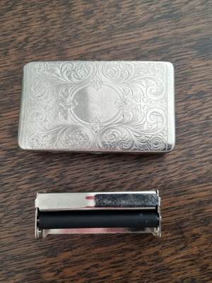 Vintage metal tobacco case and cigarette rolling machine like new