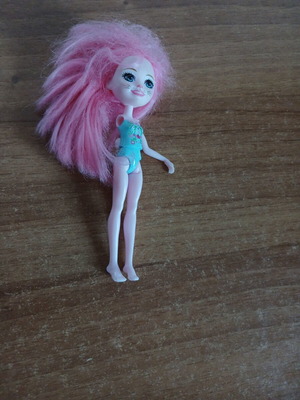 Enchantimals doll used, missing one arm