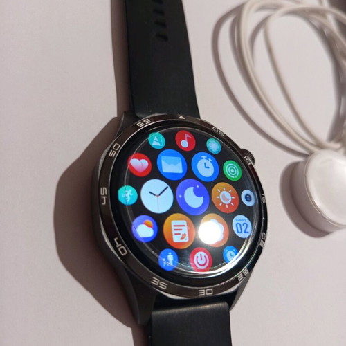 Smart watch like new with many functions and screen protector