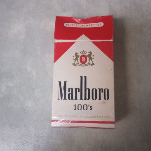 Marlboro 100 S cigarette pack used, Greek, 1980s collectible