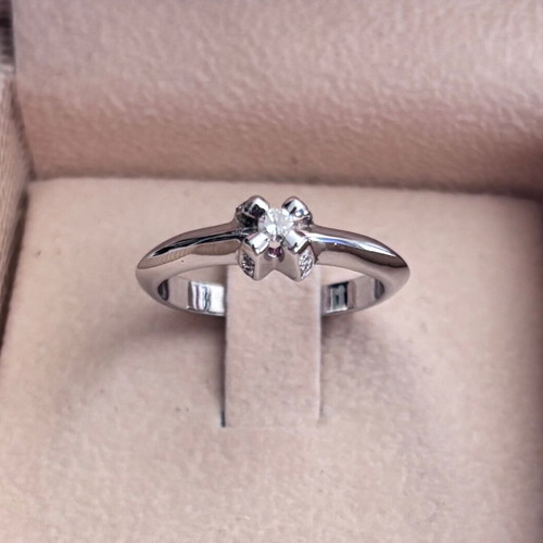 Diamond Solitaire Ring 18K White Gold like new, 0.06ct center