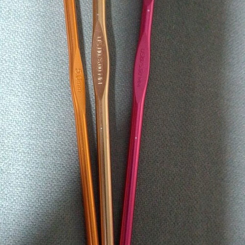 Crochet Hooks like new, set of 7, sizes 2 to 6