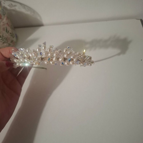 Bridal tiara, discreet and dazzling design