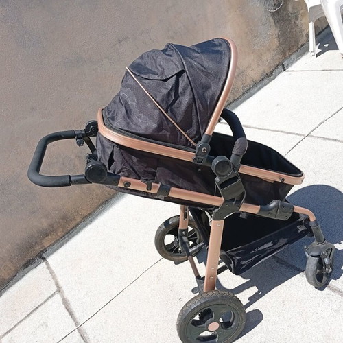 Multifunctional baby stroller like new with adjustable seat and footmuff