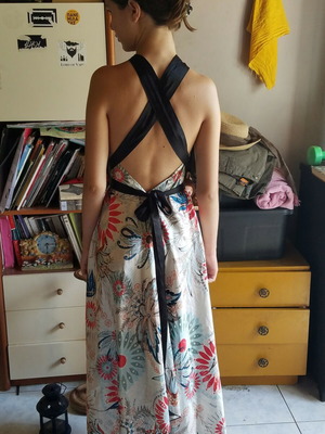 Dress one size with deep neckline, colorful, like new, 100% viscose