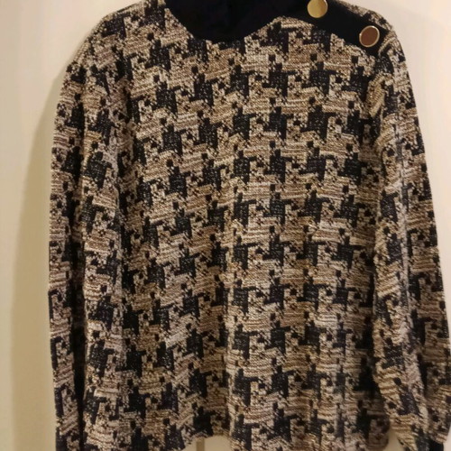 Set new with subtle gold thread weaving