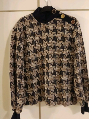 Set new with subtle gold thread weaving