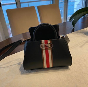 ΤΣΑΝΤΑ GUESS