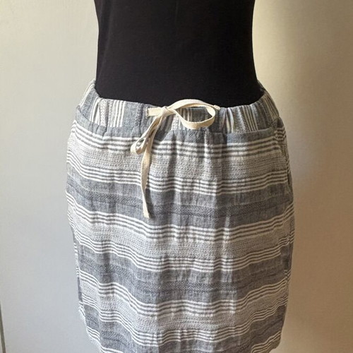Protest mini skirt size L, like new, gray and white