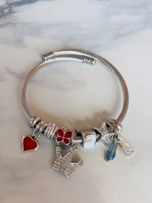 Hundcuff Steel bracelet new with crown, heart, butterfly charms