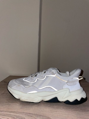 Adidas sneaker like new, glows in the dark, white and grey, size 40.5