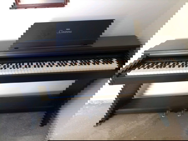 πωλείται ηλεκτρικό πιάνο yamaha ,μείωση τιμής 600 ευρώ λόγω έλλειψης χωρου