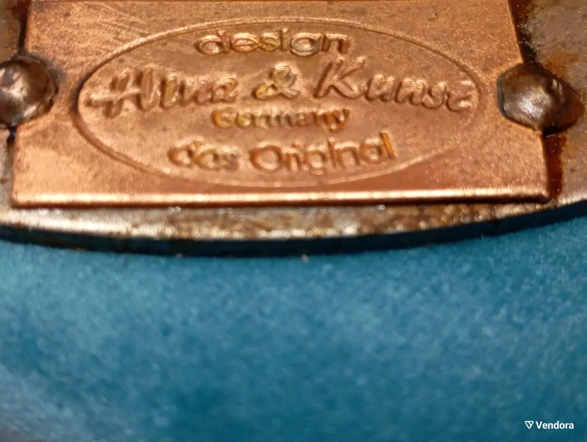 Ο δάσκαλος χειροποίητο γλυπτό μεταχειρισμένο από παξιμάδια και βίδες