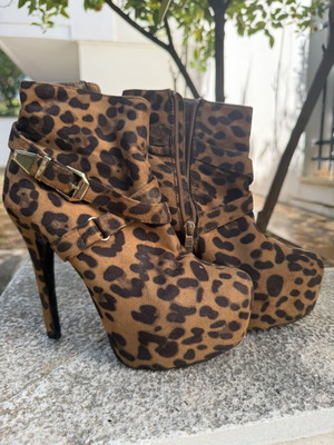 High-heeled leopard print ankle boots like new, size 38