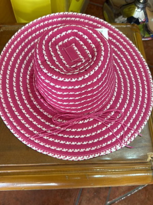 Women's hat like new, pink straw