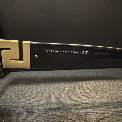 Versace sunglasses like new, black frame