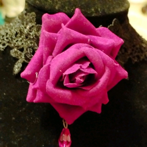 Choker with rose in like new condition