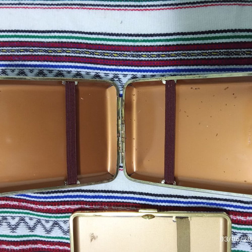Tobaccopouches like new, 1 metal and 2 leather