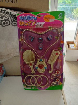 Fashion beauty set new with rings, pendant, comb, mirror, bracelets and earrings
