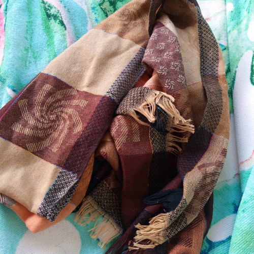 Brown scarf like new with shiny fibers
