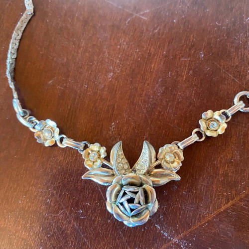 Necklace like new with vintage rose design