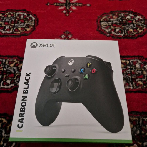 Xbox Series 500Gb like new with 2 controllers white and black