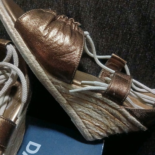 Bata women's leather sandals new, size 40, bronze color