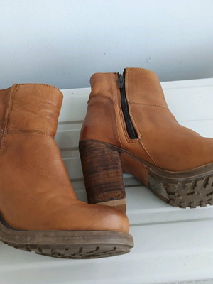 Steve Madden leather ankle boots like new, tan color