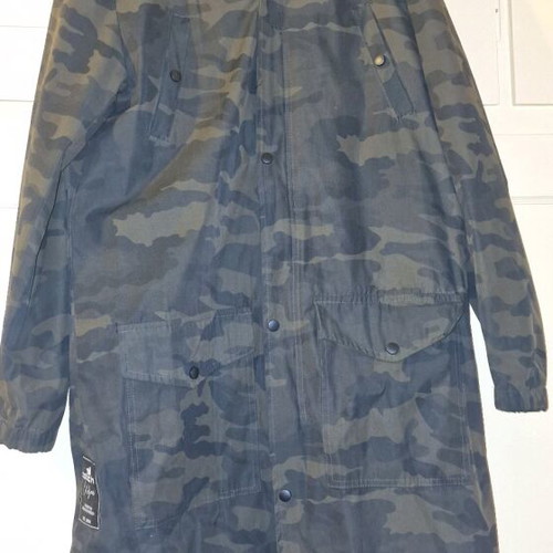 Camo outerwear like new, size L