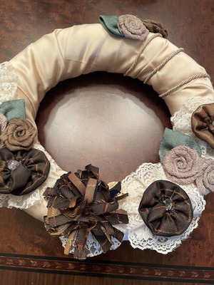 Decorative door wreath like new, 25 cm diameter, beige brown