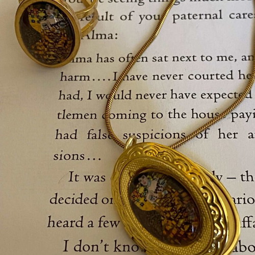 Statement locket necklace gold plated with Woman in Gold portrait