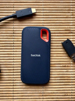 Sandisk Εξωτερικός SSD 2TB με καλώδιο Type-C και αντάπτορα USB 3.2 Καινούργιο