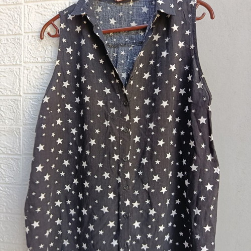 Sleeveless shirt like new, black and white with stars