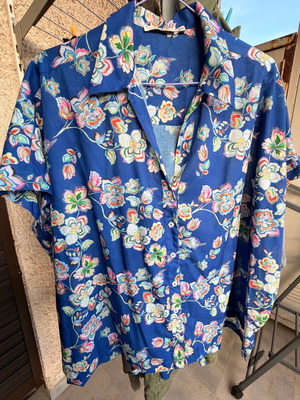 Mat floral shirt blue like new, one size