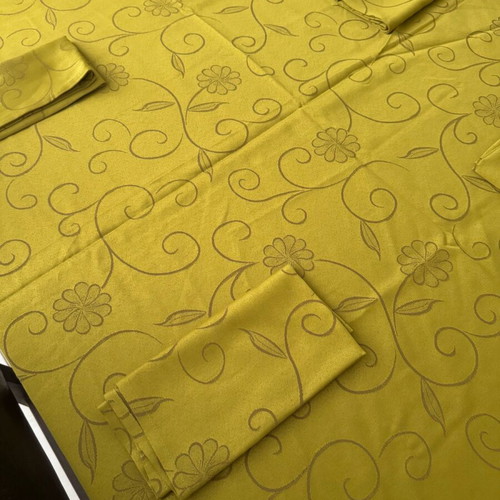 Tablecloth with 6 napkins like new, gold color with patterns