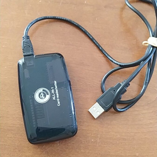 Nikon digital camera like new with card reader and triple audio-video cable
