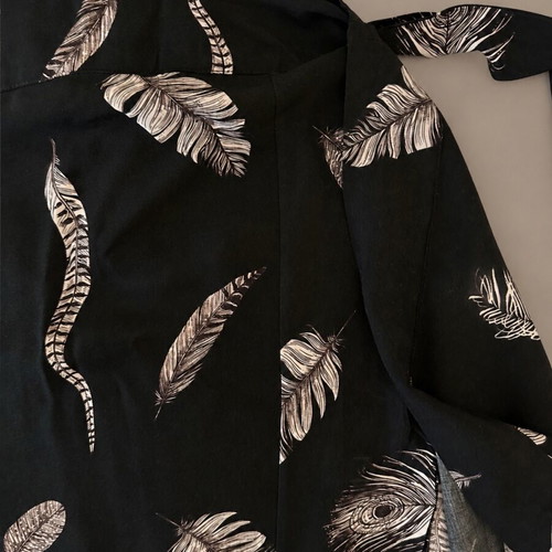 Tag pareo skirt like new, one size, black with feather pattern