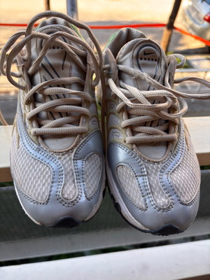Nike athletic shoes used, size 38.5, beige