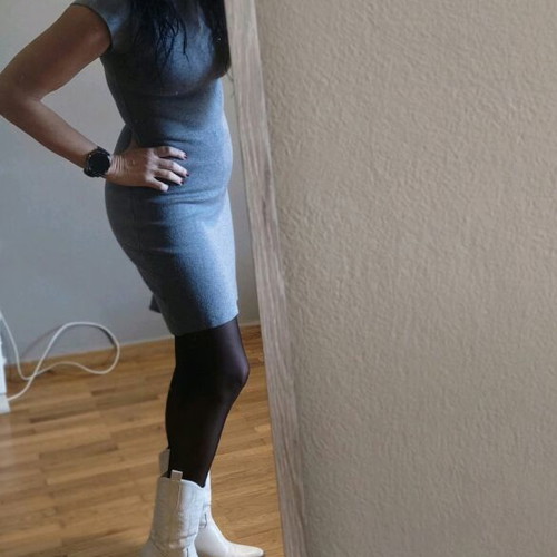 Grey mini fitted dress with beautiful texture and beret gift