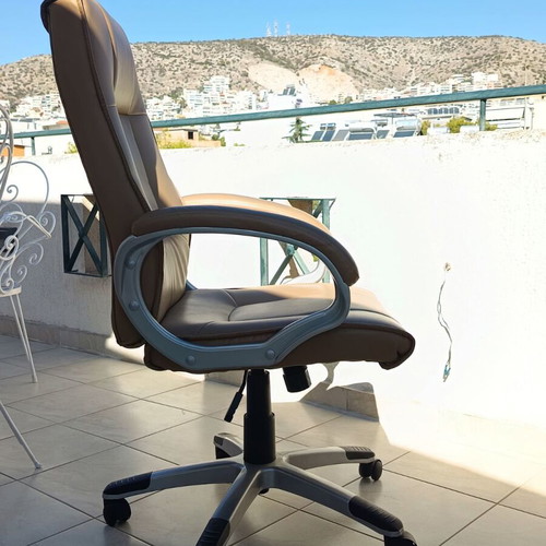 Leather office chair used in excellent condition