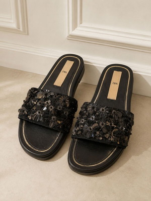 Zara μαύρες παντόφλες με πούλιες  Νο 38