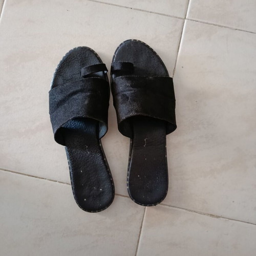 Slippers like new, black, flat, castor texture upper