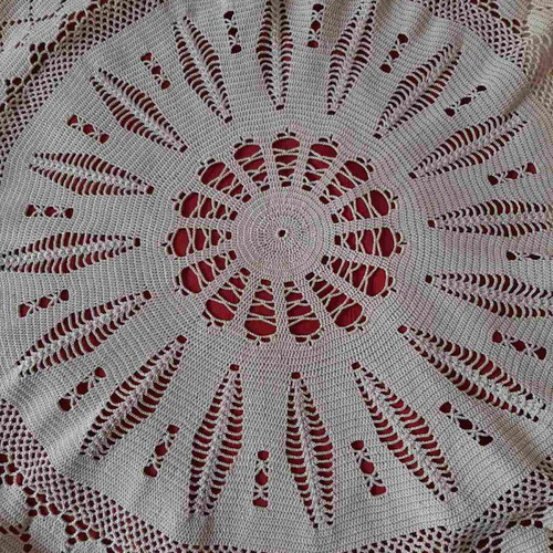 Round knitted tablecloth like new, 2 meters diameter