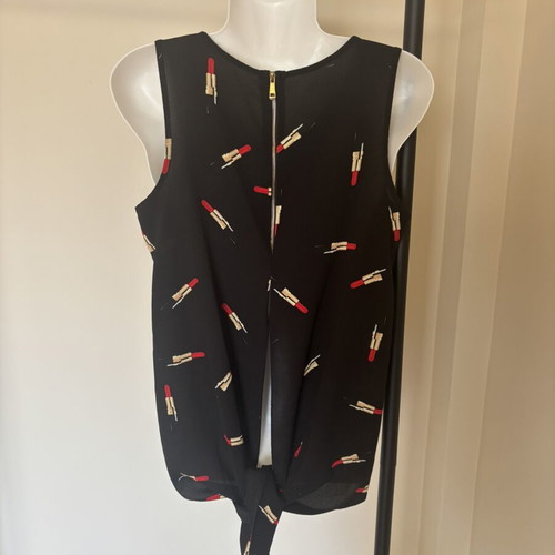 Sleeveless top with lipstick print and zipper, new